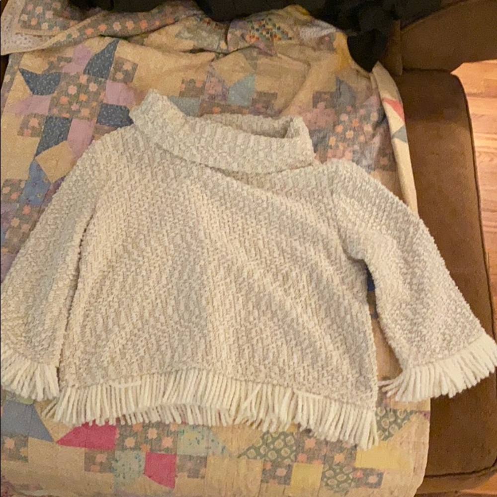 Loose turtle neck with fringe
